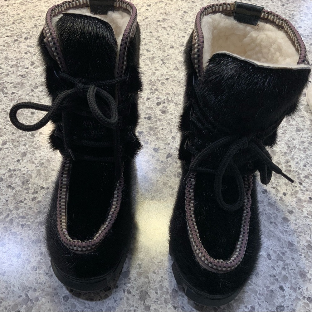 NWOT SEAL SKIN Cozy Black Fur-Lined Kids with extra pair of inserts